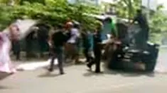 Ratusan demonstran yang umumnya mahasiswa dan ibu rumah tangga langsung berlarian ketika puluhan pendukung Bupati Gunungkidul dengan menggunakan dua jip membubarkan paksa aksi mereka di depan rumah dinas bupati. 