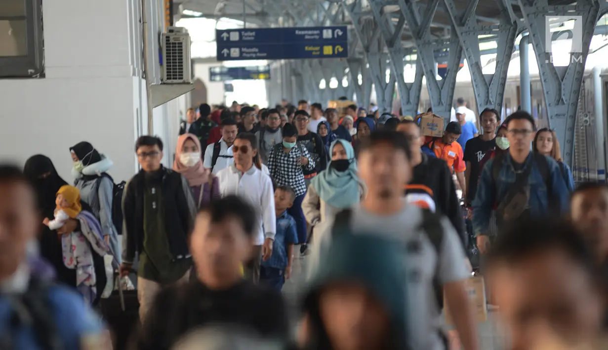Penumpang kereta api Tawang Jaya Semarang tiba di Stasiun Pasar Senen, Jakarta, Sabtu (8/6/2019). Volume penumpang arus balik melalui moda transportasi kereta api  di stasiun Stasiun Senen mengalami lonjakan pada H+3 Lebaran. (merdeka.com/Imam Buhori)