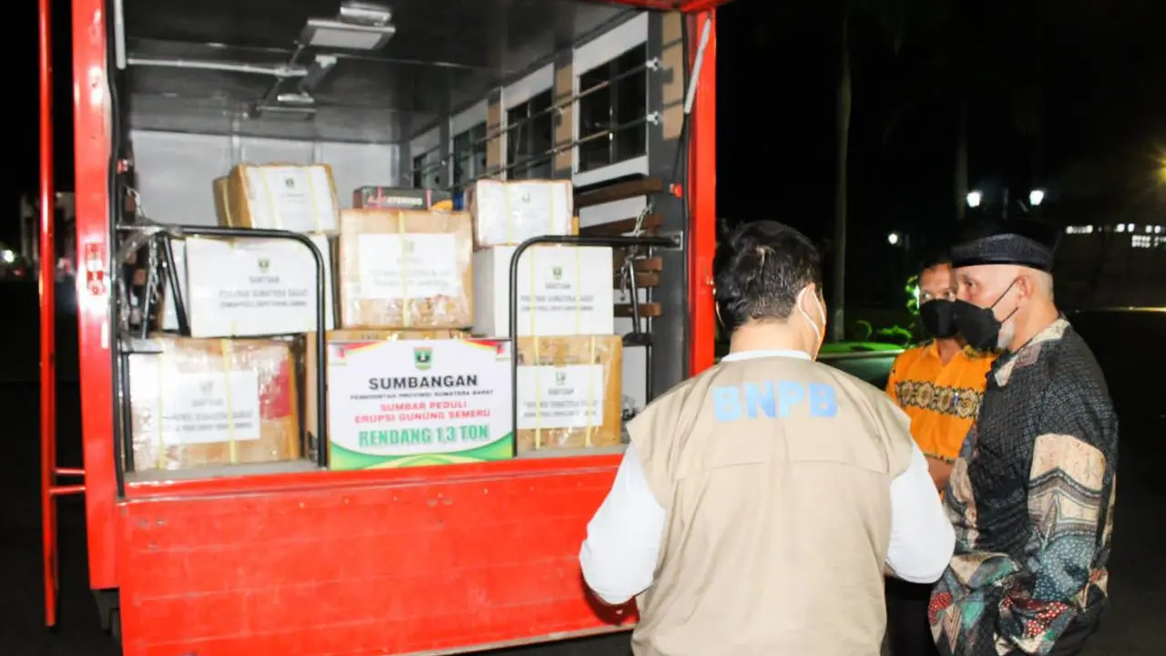 Bahu-membahu Bantu Korban Semeru, Sumbar Kirim 1,5 Ton Randang