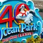 Tugu perayaan ulang tahun ke-40 yang berada di gerbang masuk Ocean Park Hong Kong (18/5). Ocean Park Hong Kong memiliki luas mencapai 91,6 hektare yang dilengkapi lebih dari 80 wahana bermain, edukasi, dan konservasi. (Liputan6.com/Ahmad Ibo)