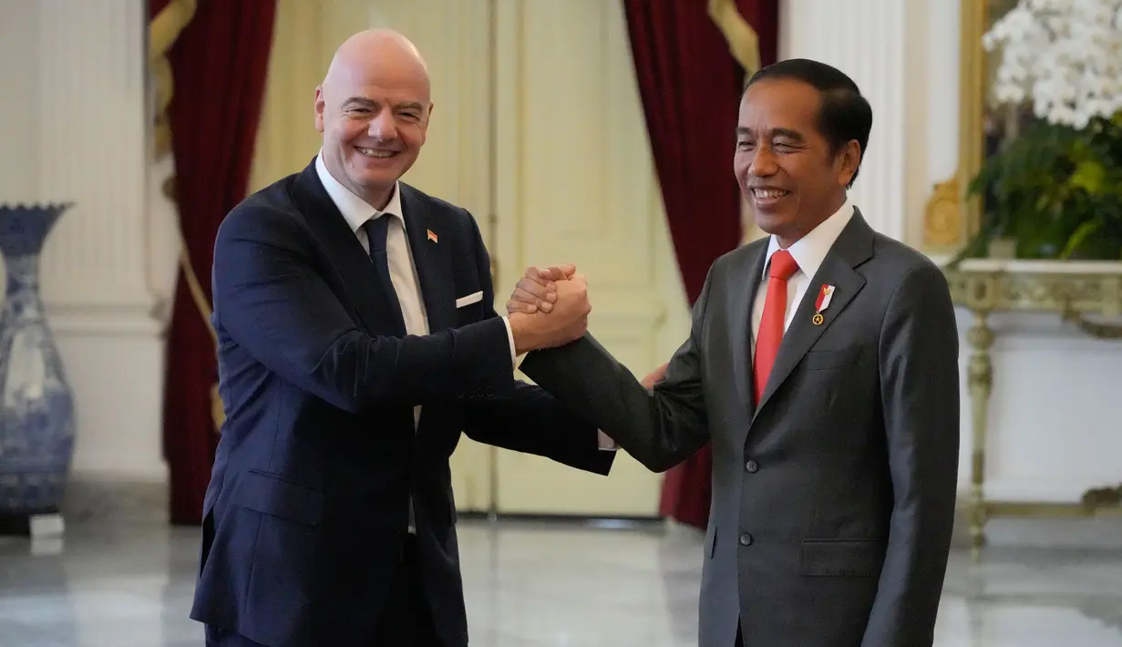 Presiden Joko Widodo (kanan) berjabat tangan dengan Presiden Induk Asosiasi Sepakbola Dunia (FIFA) Gianni Infantino saat bertemu di Istana Negara, Jakarta, Selasa (18/10/2022). Kemudian, pertemuan juga membahas soal manajemen keamanan dan pertandingan utamanya, terkait dengan pengaturan waktu. Selain itu, dibahas soal manajemen suporter. (AP Photo/Achmad Ibrahim)