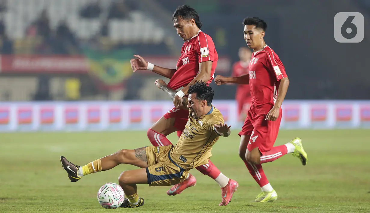 Dewa United langsung mengambil inisiatif menyerang sejak menit awal pertandingan. (Liputan6.com/Helmi Fithriansyah)