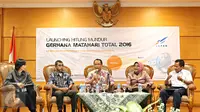 Kepala LAPAN Thomas Djamaluddin (tengah) bersama pembicara lain dalam acara launching hitung mundur Gerhana Matahari Total di Jakarta, (14/1). Pada 9 Maret 2016, Indonesia akan melihat fenomena Gerhana Matahari Total. (Liputan6.com/Immanuel Antonius)