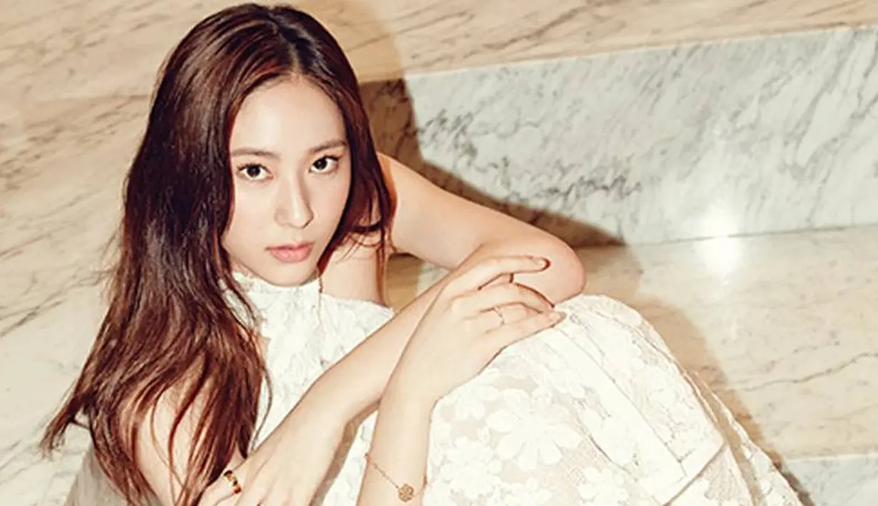 Krystal f(x) mempunyai mata yang tajam, akan tetapi hal itu membuat dirinya terlihat cantik dan berwibawa. (Foto: allkpop.com)