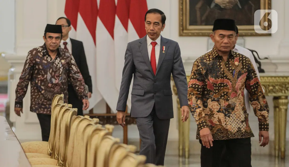 Presiden Joko Widodo (tengah) didampingi sejumlah menteri Kabinet Indonesia Maju menerima Sekretariat Jenderal Rabithah Al Alam Al Islami (World Muslim League), Sheikh Mohammed bin Abdulkarim Al Issa, di Istana Merdeka, Jakarta Pusat, Rabu (26/2/2020). (Liputan6.com/Faizal Fanani)