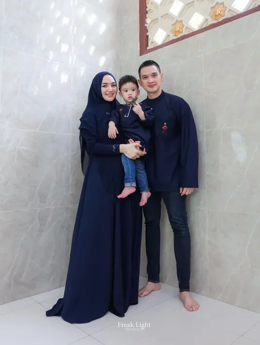 Sebagai wajah dari brand modest wear, Citra Kirana kerap tampil kembaran dengan suami dan anaknya. [IG: @citraciki]
