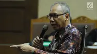 Terdakwa perintangan penyidikan korupsiE-KTP, Bimanesh Sutarjomemberi keterangan saat menjalani sidang lanjutan di Pengadilan Tipikor, Jakarta, Kamis (7/6). Sidang mendengar keterangan terdakwa. (Liputan6.com/Helmi Fithriansyah)