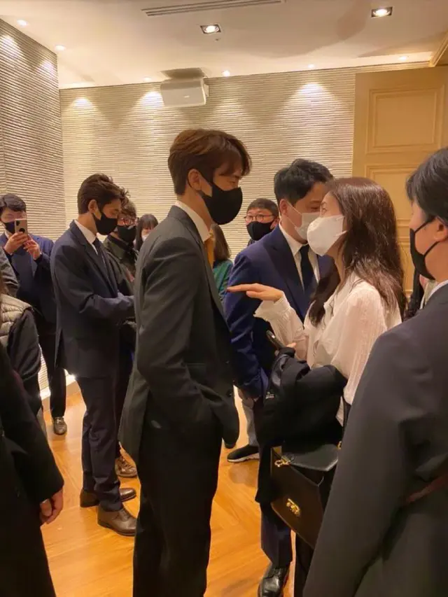 Yoo Yeon-seok sedang berbincang bersama Shin Hyun-Bin