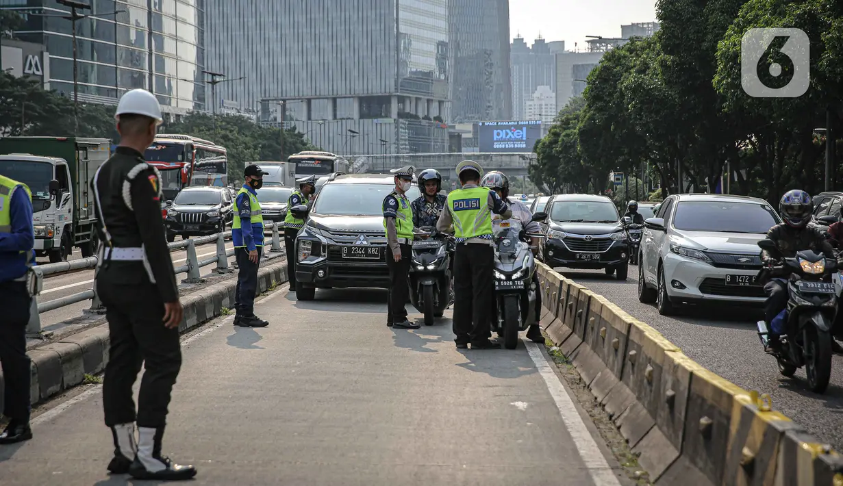 Kapolri Jenderal Listyo Sigit kembali memberlakukan tilang manual atau tilang ditempat. (Liputan6.com/Faizal Fanani)