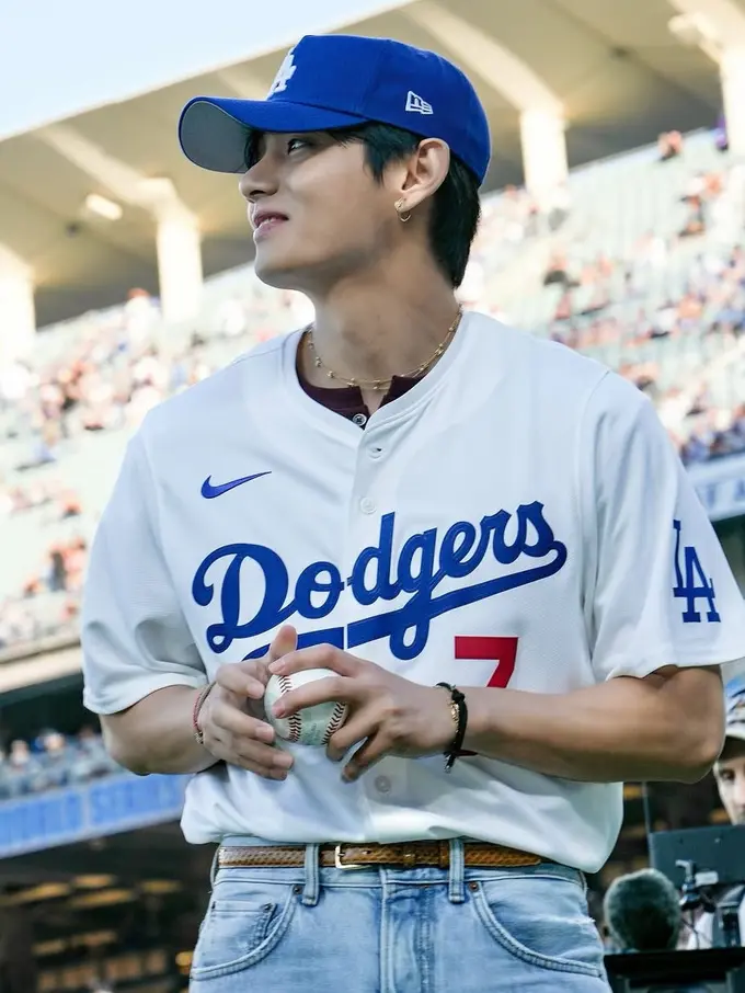 Tampilan V BTS Lempar First Pitch LA Dodgers Kenakan Jersey Nomor 7