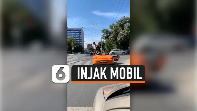 PEJALAN KAKI INJAK MOBIL MEWAH YANG BERHENTI DI ZEBRA CROSS