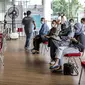 Pekerja swasta mengikuti proses vaksinasi COVID-19 saat program Vaksinasi Gotong Royong di Sudirman Park Mall, Jakarta, Rabu (19/5/2021). Vaksin yang disuntikkan dalam program Vaksinasi Gotong Royong adalah Sinovam. (Liputan6.com/Faizal Fanani)