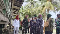 Menteri Sosial Tri Rismaharini melihat langsung kondisi kerusakan Puskesmas Pembantu Kepulauan Mapia, Kabupaten Supiori, Papua