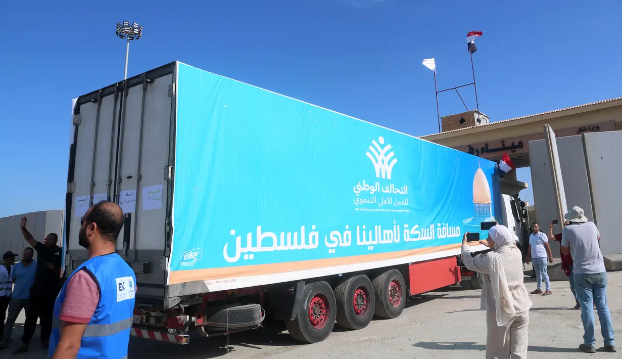 Truk-truk telah berbaris di dekat Rafah selama beberapa hari, menunggu perbatasan dibuka.  (Mohammed Assad / AFP)