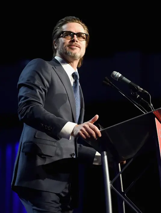 Sejak mendapat gugatan cerai, Pitt memang perah berjanji akan mengubah pola gaya hidupnya. Ia juga berjanji akan menjadi ayah yang lebih baik, Pitt pun juga akan menghindari minuman beralkohol. (AFP/Bintang.com)