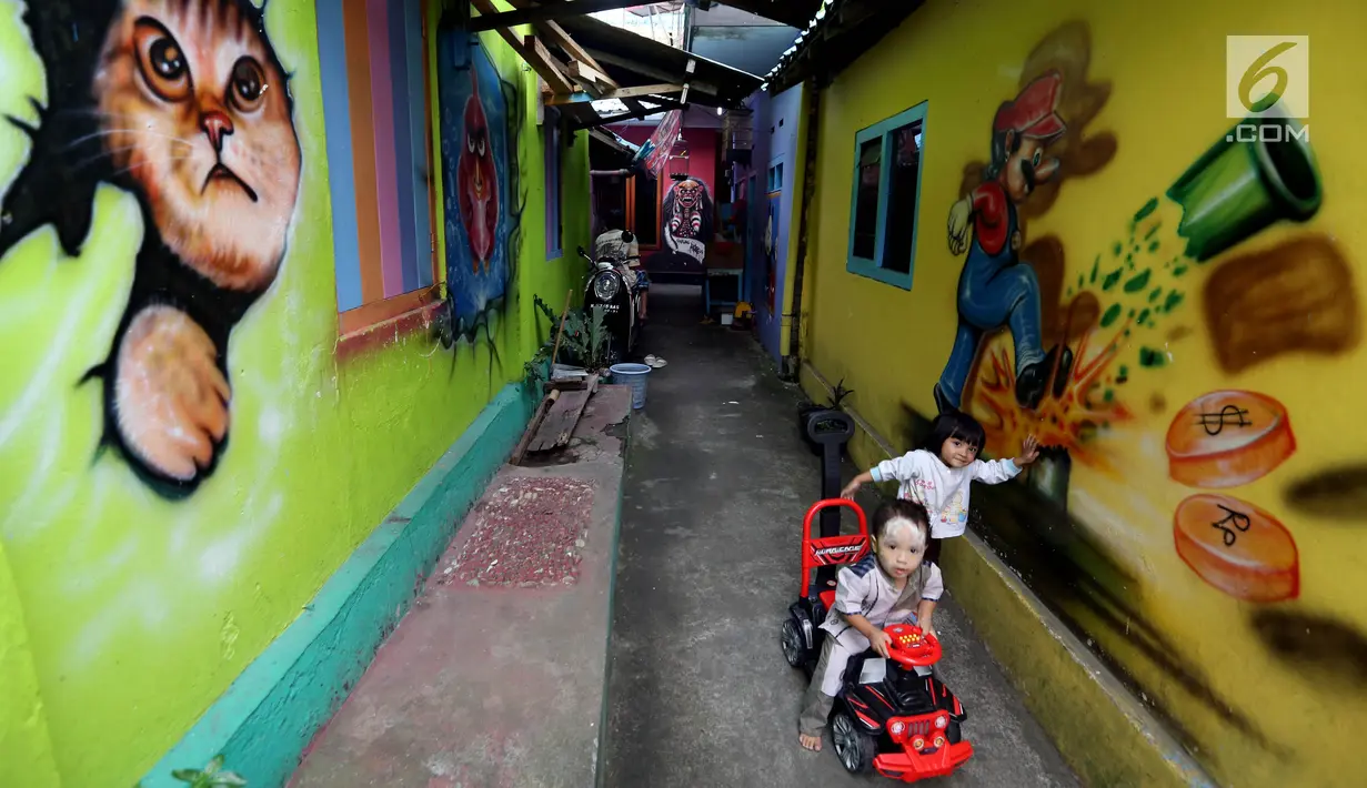 Dua orang anak bermain di Kampung Warna-warni Jodipan dan Kampung Tridi (3D) di pinggir Sungai Brantas, Tumenggungan Ledok, Blimbing, Kota Malang, Jawa Timur (29/7). (Liputan6.com/Johan Tallo)