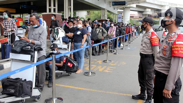FOTO: Calon Penumpang Bandara Soetta Mengular Antre Rapid Test