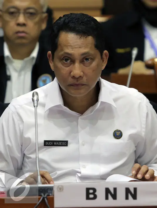 Kepala BNN Komjen Budi Waseso saat mengikuti Rapat Dengar Pendapat (RDP) dengan komisi III DPR, di Kompleks Parlemen, Senayan, Jakarta (16/6). Rapat tersebut membahas APBN Perubahan 2016 dan RKAK/L tahun 2017. (Liputan6.com/Johan Tallo)