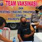 Pemberian vaksin Covid-19 kepada lansia oleh petugas medis dari Polresta Pekanbaru. (Liputan6.com/M Syukur)