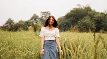 Ketika pergi ke sawah, pemilik nama lengkap Gemma Galgani Cassandra Sheryl Lee ini nampak tampil santai. Ia pun hanya mengenakan atasan putih dan rok midi jeans. (Liputan6.com/IG/cassandralee)