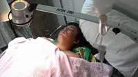 Penumpang helikopter EC 130  yang dinyatakan hilang kontak, Fransiskus mendapatkan perawatan di sebuah rumah sakit di Sumatera Utara, Selasa (13/10/2015). Pria itu ditemukan selamat dalam kondisi mengapung di Danau Toba. (AFP PHOTO/ALBERT Damanik)