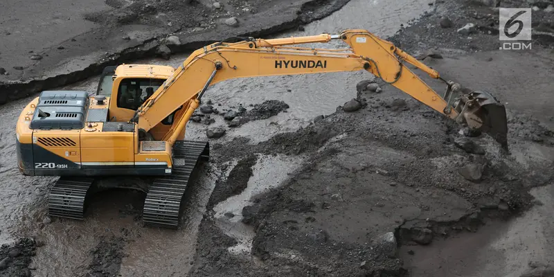 Alat Berat Keruk Material Lahar Dingin Gunung Agung