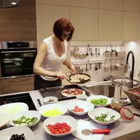 Rajin, beberapa zodiak ini rajin siapkan makanan sahur buat pasangannya. (Sumber foto: Shutterstock.com)