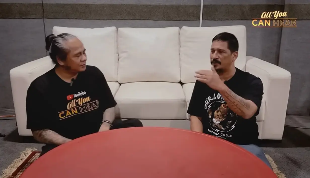 Lahir di Belanda, kemudian pada tahun 1978 atau sekitar usia lima tahun Bucek pindah ke Indonesia.Saat pelajar, ia mengaku sering bolos dan nongkrong di Blok M, Jakarta Selatan. Salah satu hobinya adalah kerap bermain sepatu roda. [Youtube/Ferdy ELEMENT]