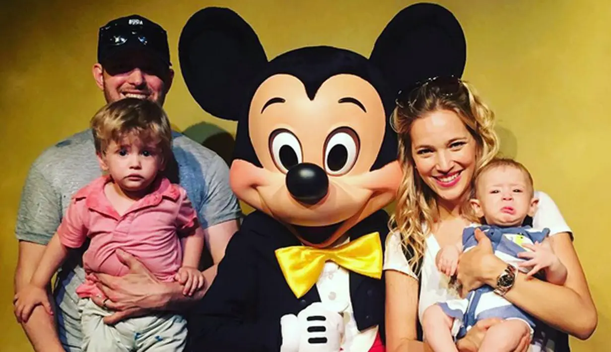 Michael Buble dan Luisana Lopilato terus memberikan dukungan terhadap anak pertama mereka, Noah, yang tengah mengidap penyakit kanker. Saat ini kabarnya Noah sudah mulai menjalani pengobatan secara rutin. (Instagram/michaelbuble)