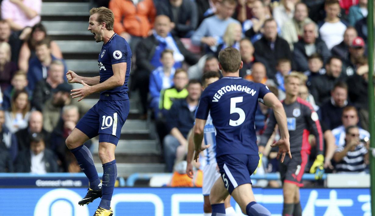 Striker Tottenham Hotspur, Harry Kane, melakukan selebrasi usai mencetak gol ke gawang Huddersfield Town pada laga Premier League di Stadion The John Smith, Sabtu (30/9/2017). Tottenham Hotspur menang 4-0 atas Huddersfield Town. (AP/Nigel French)