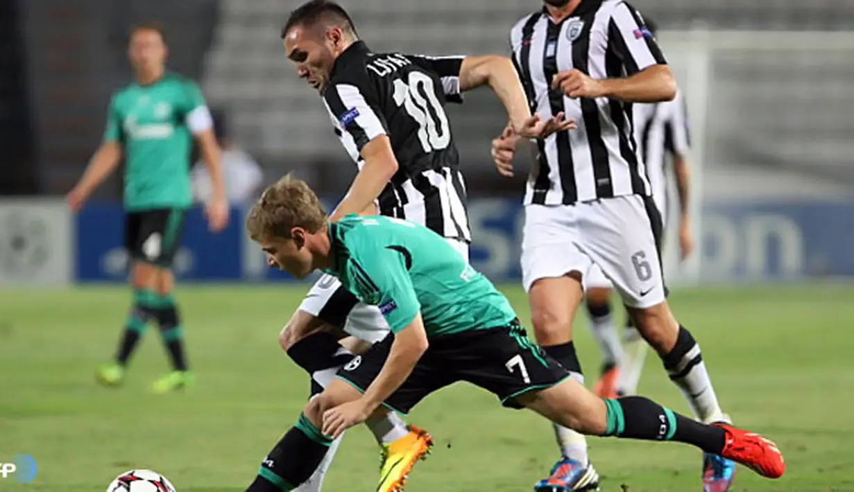 Max Meyer berebut bola dengan Lucas pada Putar Liga Champions kedua pertandingan sepak bola di Stadion Toumpa di Thessaloniki (27/08/2013).(AFP/Sakis Mitrolidis).