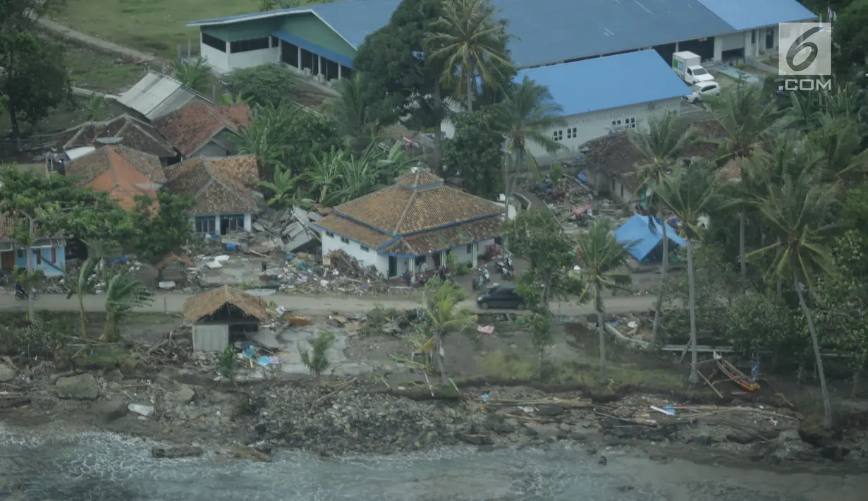 Pemandangan dari udara wilayah Kota Lampung usai diterjang tsunami, Selasa (25/12). Jumlah korban akibat Selat Sunda terus bertambah, hingga selasa (25/12) siang data dari Kapusdatin Humas BNPB 429 orang meninggal. (Liputan6.com/Zulfikar Abubakar)