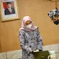 Bupati Banyuwangi Ipuk Fiestiandani (Kanan) menyimak arahan dari Menteri Pariwisata dan Ekonomi Kretaif Sandiaga Uno (Istimewa)