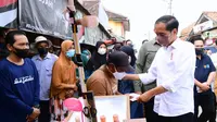 Jokowi membagikan bantuan langsung kepada para pedagang, ia berharap bantuan tersebut dapat memacu pertumbuhan ekonomi masyarakat pascapandemi.