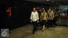 Presiden Joko Widodo didampingi Menkeu Sri Mulyani mendatangi Kantor Pusat Direktorat Jendral Pajak, Jumat (30/9). Kedatangan Jokowi merupakan sidak untuk mengetahui kinerja perpajakan. (Liputan6.com/Faizal Fanani)