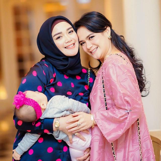 Sering Dikira Kembar, Ini 7 Potret Kebersamaan Shezy dan Sheza Idris