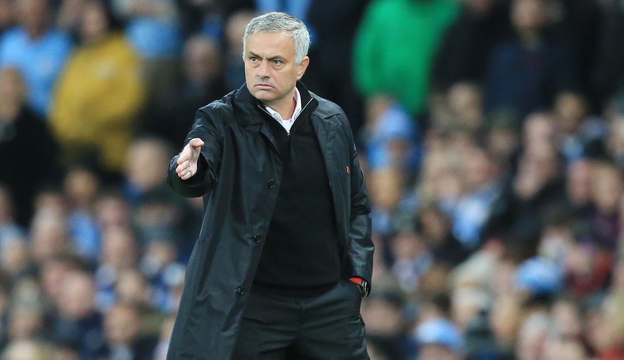 Ditaksir angka 12 juta pounds harus dikucurkan setan merah jika ingin mendepaknya dari kursi kepelatihan. Oleh karena itu lebih baik bersabar dan menunggu keajaiban datang. (AFP/Lindsay Parnaby)