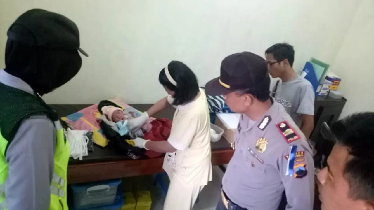 Seorang bayi tampan dalam kardus ditemukan di Desa Gemesekti, Kebumen. (Liputan6.com/Polres Kebumen/Muhamad Ridlo)