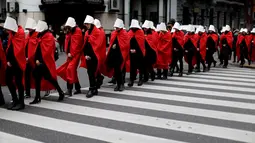 Aktivis yang mendukung dekriminalisasi aborsi berjalan di luar Kongres, Buenos Aires, Argentina, Rabu (25/7). Para aktivis menuntut Senat menyetujui RUU tentang legalisasi aborsi yang sudah disetujui oleh anggota parlemen. (AP Photo/Natacha Pisarenko)