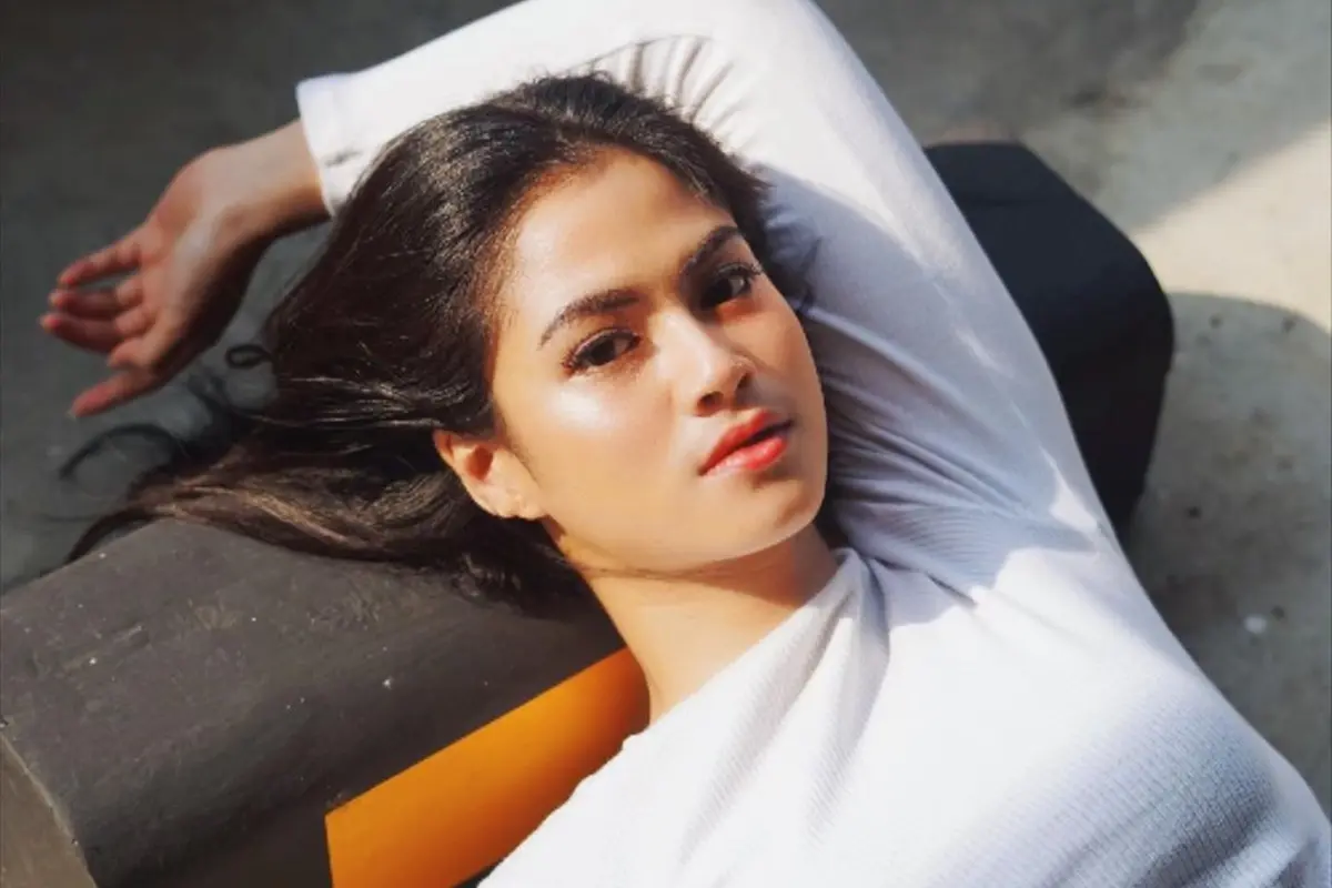 Potret Hana Saraswati Ketika Pose Tiduran, Tetap Pamer Wajah Menawan