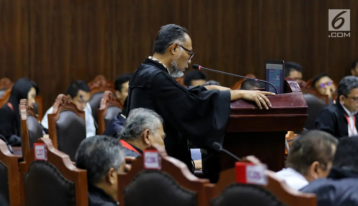 Ketua tim hukum Prabowo-Sandi, Bambang Widjojanto membacakan materi gugatan dari pasangan 02 Prabowo Subianto dan Sandiaga Uno dalam sidang perdana sengketa Pilpres 2019 di Gedung Mahkamah Konstitusi, Jakarta, Jumat (14/6/2019). (Lputan6.com/Johan Tallo)