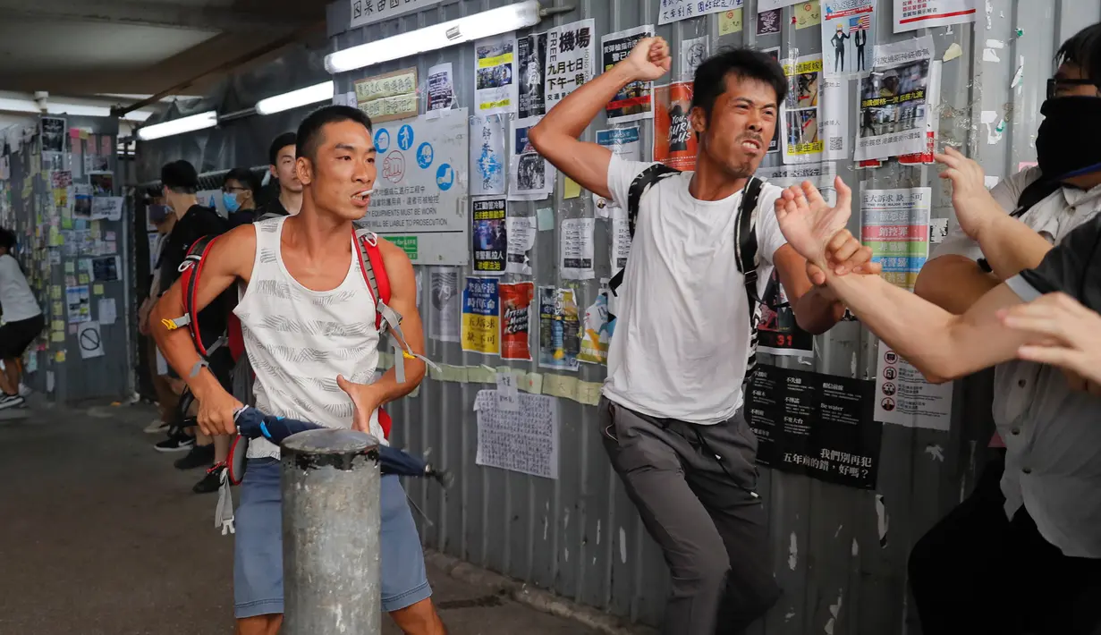 Demonstran pro-China berkelahi dengan demonstran antipemerintah di Distrik Kowloon Bay, Hong Kong, Sabtu (14/9/2019). Bentrokan pecah saat aktivis dan demonstran antipemerintah Hong Kong merencanakan aksi duduk bersama di dalam pusat-pusat perbelanjaan. (AP Photo/Kin Cheung)