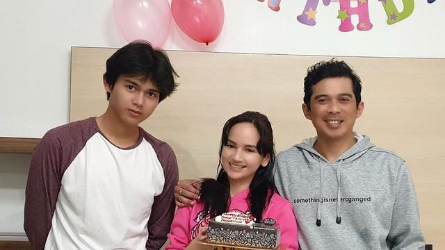 Diberi Kejutan Suami Dan Anak Sambung Ini 6 Momen Perayaan Ultah Angelica Simperler Hot Liputan6 Com