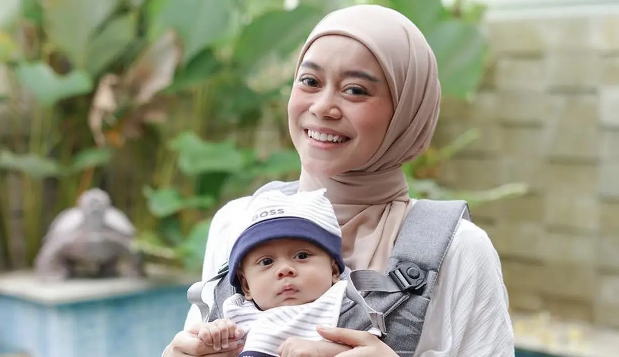 Kini Leslar pun telah menjadi ibu, ia tetap dengan wajah polosnya tanpa makeup. Sambil menggendong si kecil, wajahnya pun begitu mirip dengan baby Leslar. @lestykejora