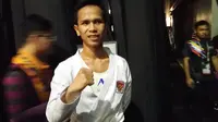 Karateka Indonesia, Iwan Biru Sirait, meraih medali emas SEA Games setelah mengalahkan wakil Filipina, John Paul Bejar, pada final kumite 55 kg, Rabu (23/8/2017). (Liputan6.com/Cakrayuri Nuralam)