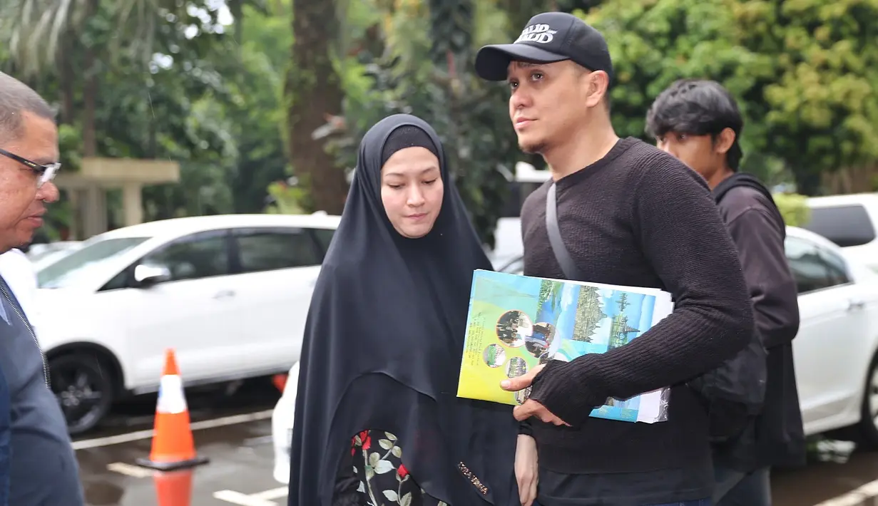Artis senior Lyra Virna menyambangi Polda Metro Jaya, Kamis (23/3/2018). Lyra datang sekitar pukul 14.30 WIB didampingi suami, Fadlan dan kuasa hukumya Razman Arif Nasution. (Nurwahyunan/Bintang.com)