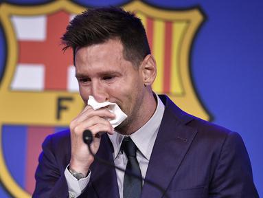 Krisis keuangan yang menimpa Barcelona dan mulai terkuak sejak akhir musim 2020/2021 lalu telah menimbulkan kebijakan-kebijakan yang akhirnya justru dimaknai sebagai dosa-dosa klub. Tentu saja yang paling menghebohkan adalah hengkangnya Lionel Messi. Dosa lainnya? (Foto: AFP/Pau Barrena)