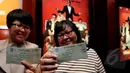 Dua orang wanita menunjukkan voucher untuk ikut nonton premier film The Wedding Ringer produksi Sony Pictures, saat Premier Film The Wedding Ringer, Jakarta, Selasa,(17/2/2015) (Liputan6.com/Johan Tallo)
