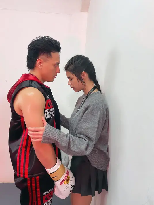 Sempat dikabarkan putus, momen doa bersama keduanya dalam momen pertandingan tinju Superstars Knockout melawan El Rumi. [Instagram/the.placebeyondthepine]