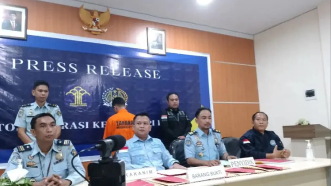 Kantor Imigrasi Kelas II TPI Bitung menggelar jumpa pers untuk penyerahan tersangka serta barang bukti pemalsuan dokumen WNA asal Filipina.